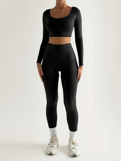 Sportset bestaande uit een crop-top met lange mouwen en een skinny broek met hoge taille