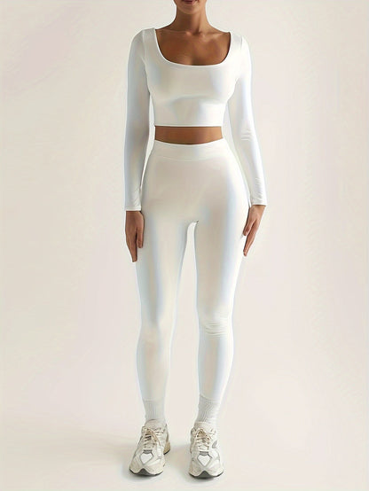 Sportset bestaande uit een crop-top met lange mouwen en een skinny broek met hoge taille
