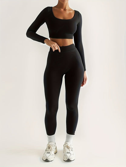 Sportset bestaande uit een crop-top met lange mouwen en een skinny broek met hoge taille