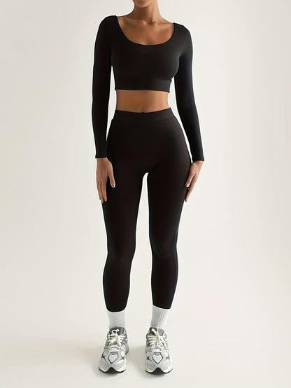 Sportset bestaande uit een crop-top met lange mouwen en een skinny broek met hoge taille