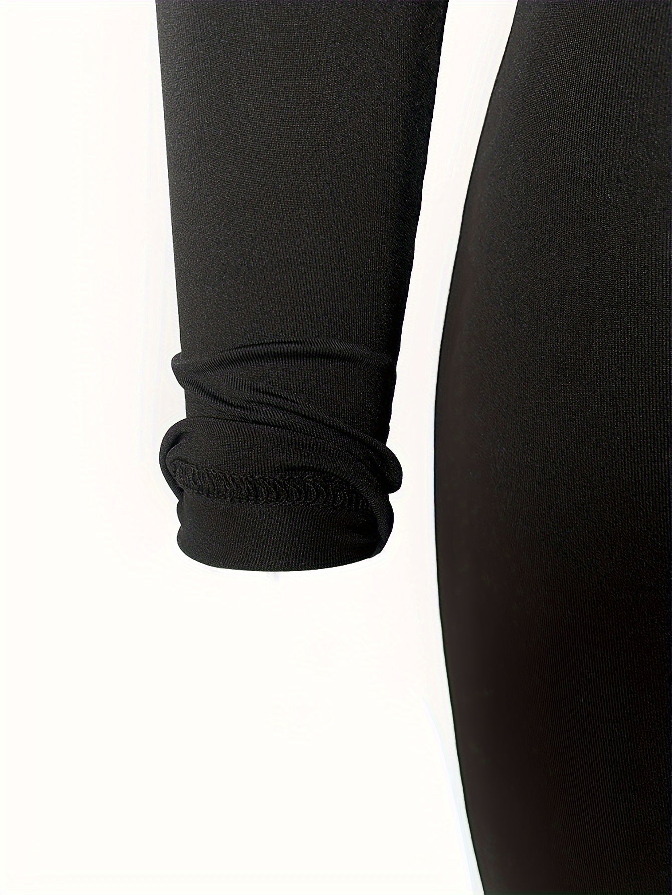 Sportset bestaande uit een crop-top met lange mouwen en een skinny broek met hoge taille